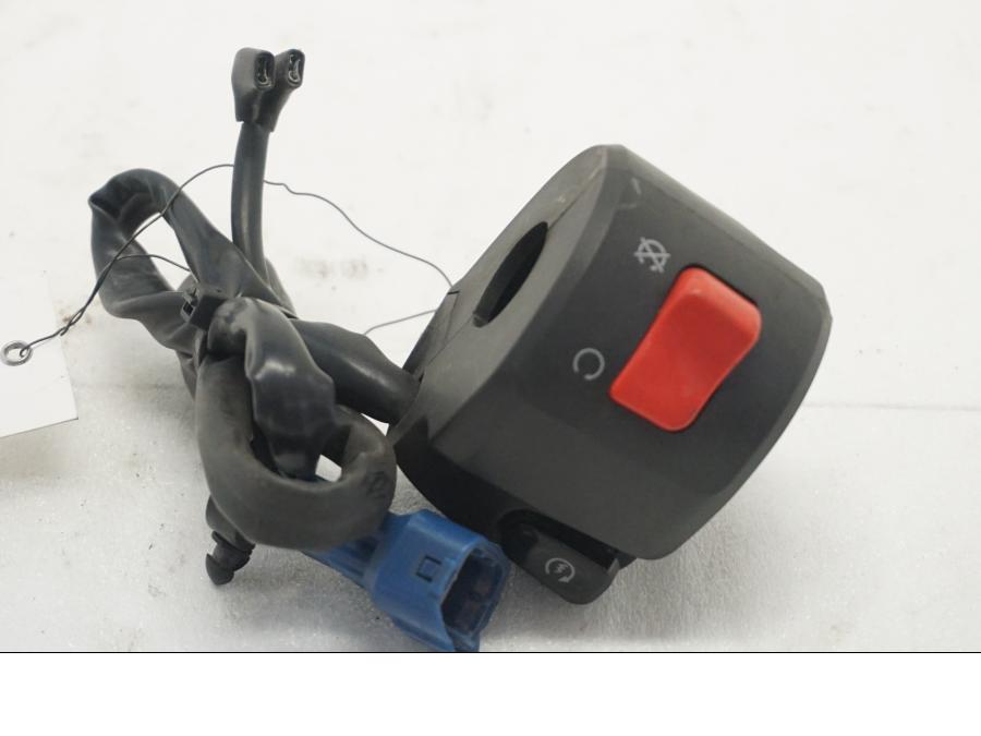 Framsidan på Styrelreglage från en Kawasaki Versys 650 -2008 motorcykel.