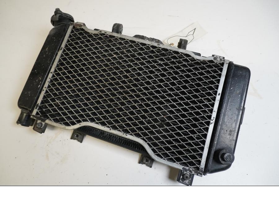 Framsidan på Vattenkyl från en Yamaha TDM 850 -1996 motorcykel.