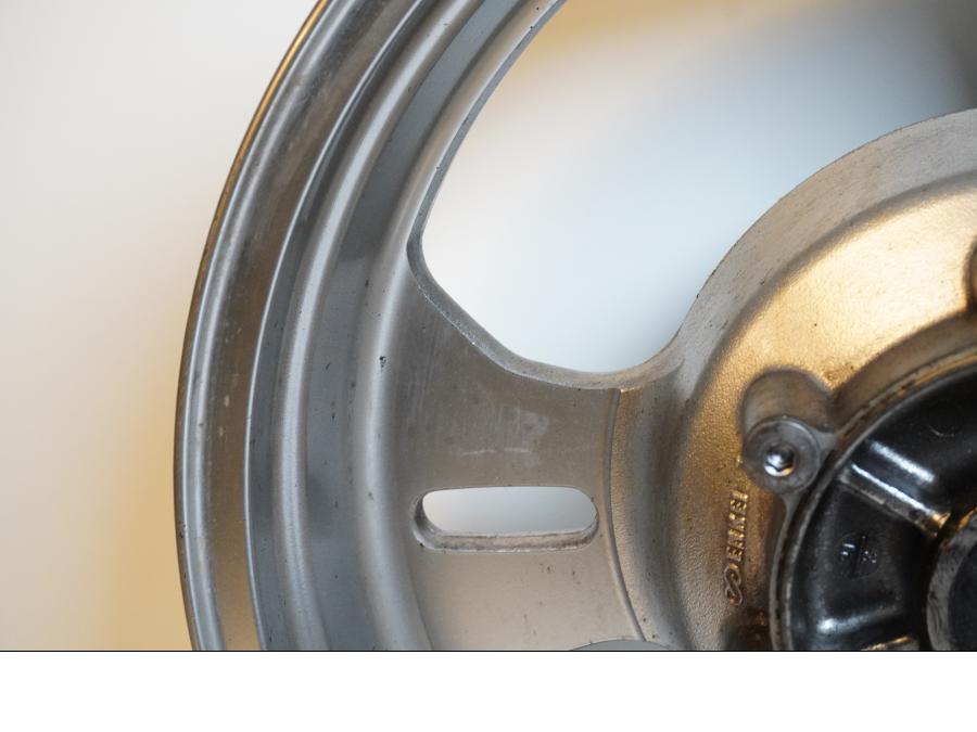 Snett uppifrån på Fälg från en Kawasaki VN 1600 Mean Streak -2007 motorcykel.