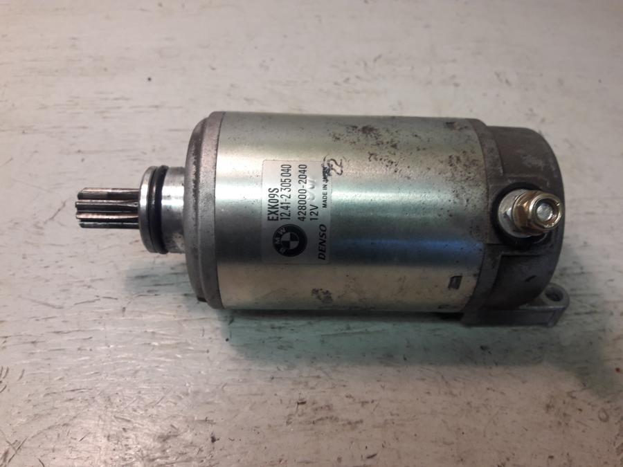 Framsidan på Startmotor från en BMW K 1200 S -2008 motorcykel.