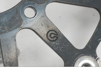 Vänster sida på Bromsskiva från en MV Agusta Dragster -2014 motorcykel.