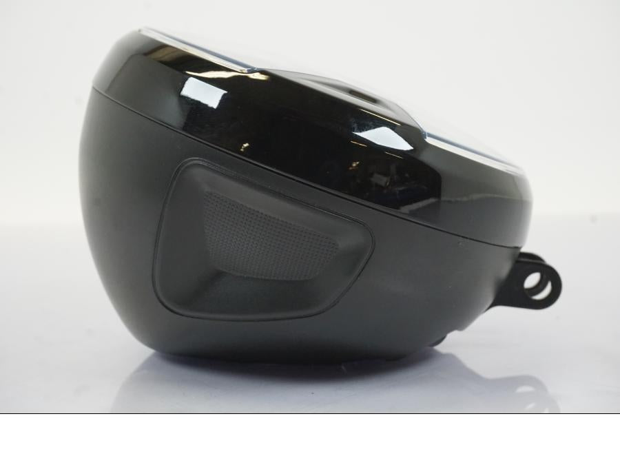 Snett nerifrån på Strålkastare från en Triumph Trident -2021 motorcykel.