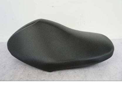 Vänster sida på Sadel från en Yamaha Aerox -2006 motorcykel.