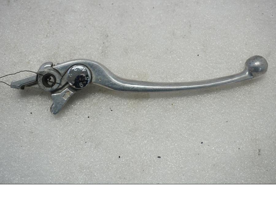 Framsidan på Bromsgrepp från en Suzuki VL 800 -2004 motorcykel.