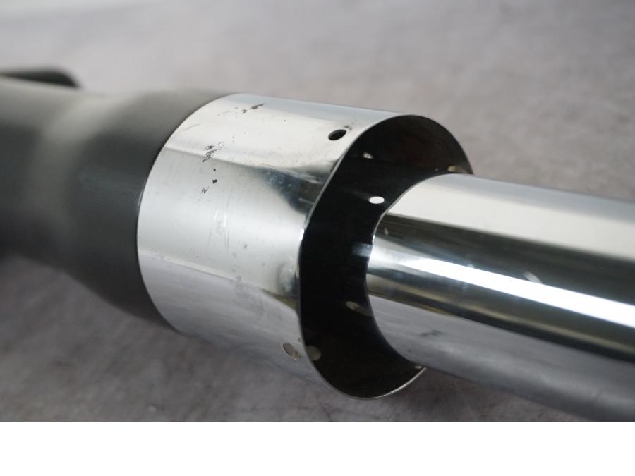 Snett nerifrån på Gaffelben från en Kawasaki VN 1500 -1996 motorcykel.