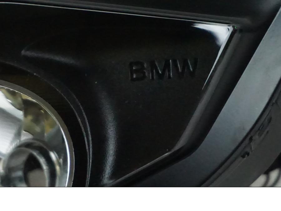 Snett uppifrån på Strålkastare från en BMW K 1200 RS -2008 motorcykel.