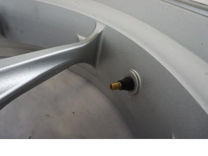 Vänster sida på Hjulpaket från en Honda VFR 1200 -2010 motorcykel.