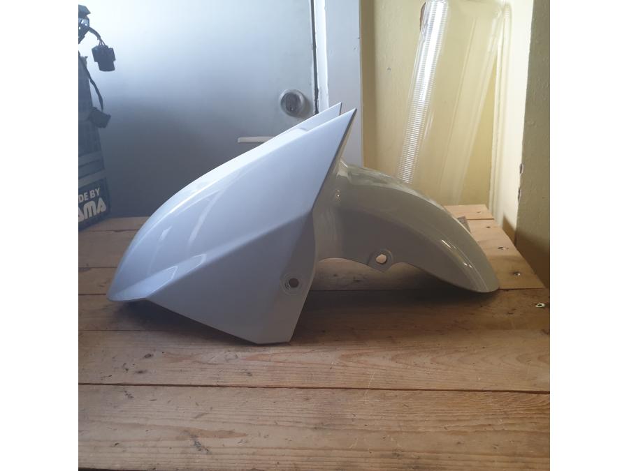 Baksidan på Framskärm från en Yamaha Cygnus -2012 motorcykel.