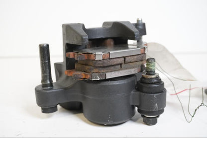 Höger sida på <p>Bromsok bak från Yamaha YZF 1000 R1 2008.</p>

<p>Ett kolvs ok. Nissin.</p> motorcykel.