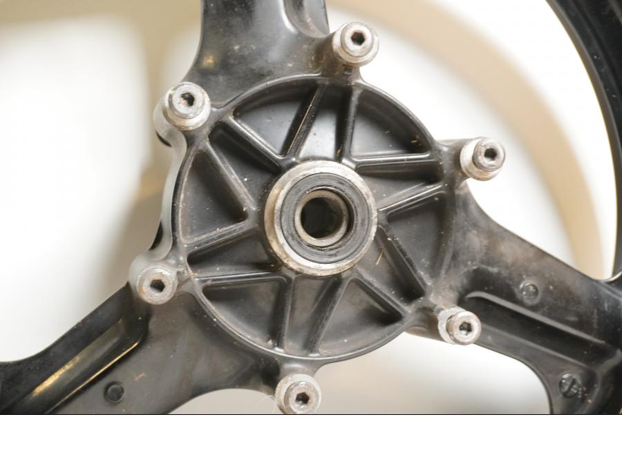 Baksidan på Fälg från en Honda CBR 1000 F -1993 motorcykel.