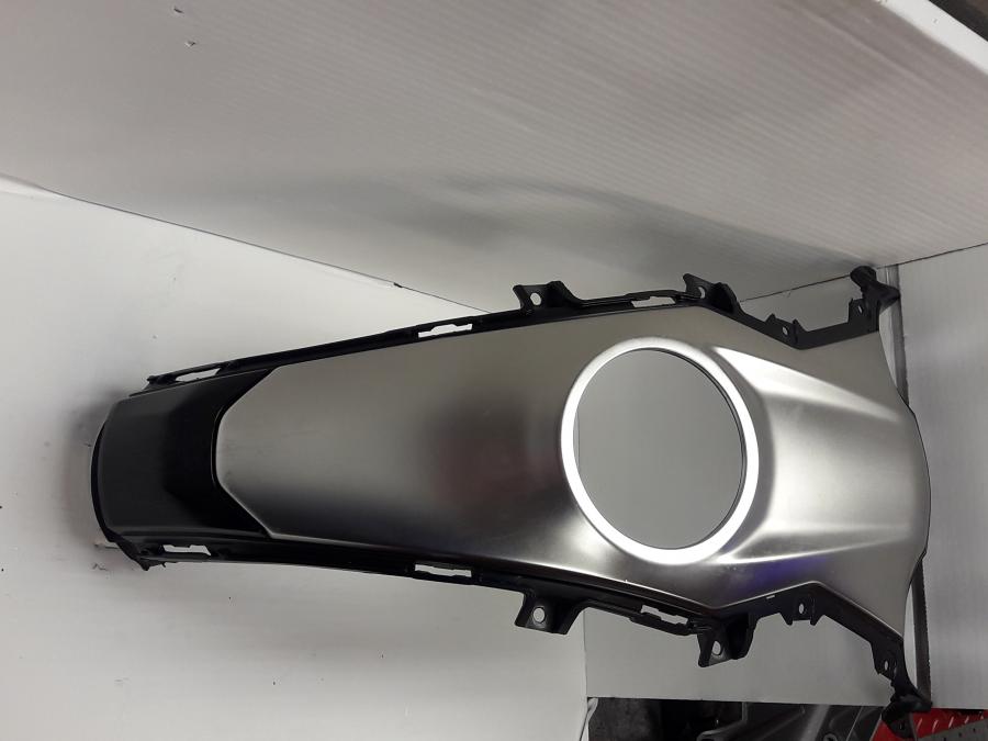 Höger sida på Bensintankskåpa från en BMW R 1250 RS -2020 motorcykel.