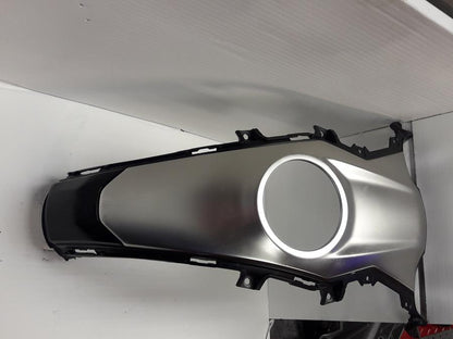 Höger sida på Bensintankskåpa från en BMW R 1250 RS -2020 motorcykel.