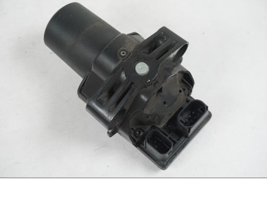 Snett uppifrån på <p>Låssats från BMW R 1200 RS 2015.</p>

<p>Keyless Ride, tändningslås, en grå plastnyckel, tanklock, antenn, kablage, fjärrnyckel och sadellås.</p> motorcykel.