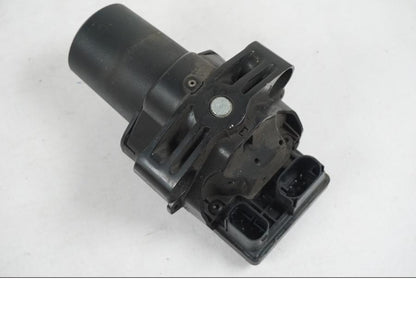 Snett uppifrån på <p>Låssats från BMW R 1200 RS 2015.</p>

<p>Keyless Ride, tändningslås, en grå plastnyckel, tanklock, antenn, kablage, fjärrnyckel och sadellås.</p> motorcykel.