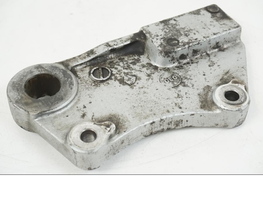 Framsidan på Bromsoksfäste från en Kawasaki Z 750 -2006 motorcykel.