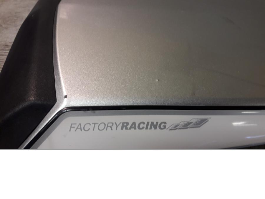 Vänster sida på Kuts från en Yamaha YZF 1000 R1 -2003 motorcykel.