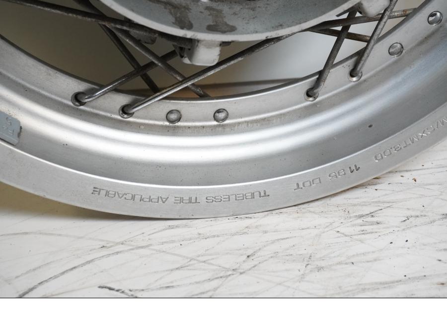 Höger sida på Fälg från en Yamaha XV 1100 -1996 motorcykel.