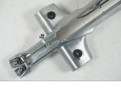 Snett uppifrån på Blinkersfäste från en Triumph Speed Triple -2021 motorcykel.