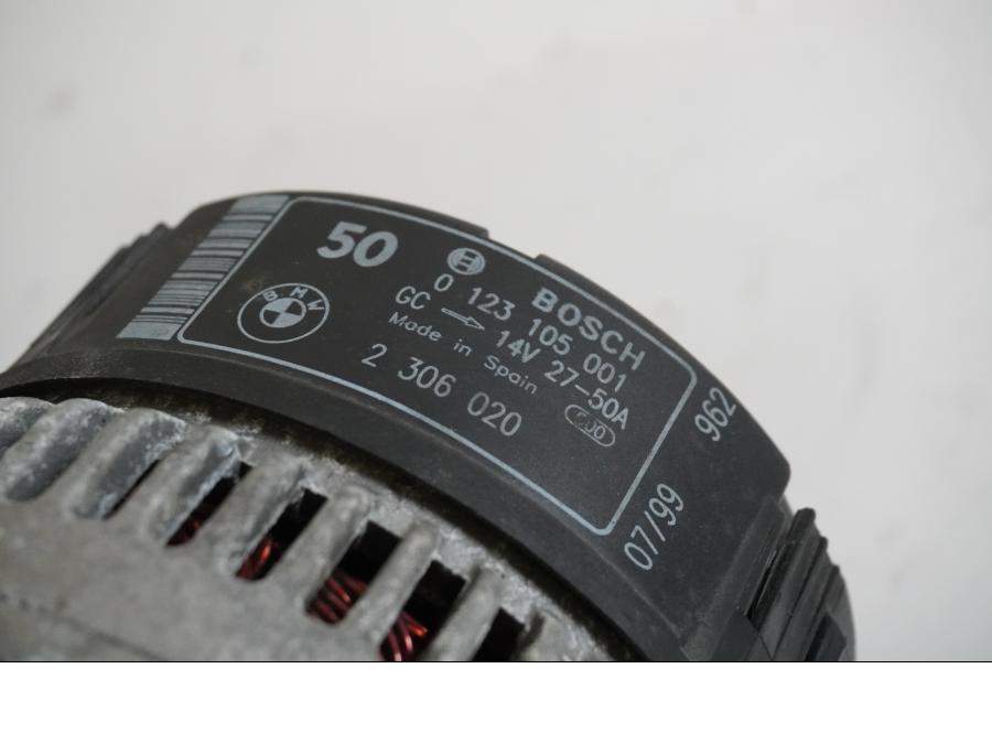 Höger sida på Generator från en BMW R 850 C -1999 motorcykel.