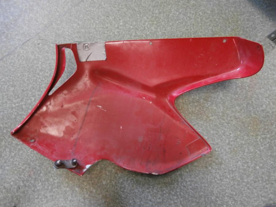 Baksidan på Magkåpa från en Ducati ST2 -1998 motorcykel.