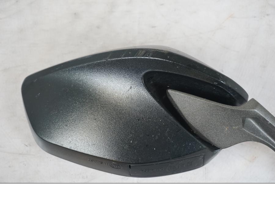 Snett nerifrån på Backspegel från en Ducati Multistrada 950 -2020 motorcykel.