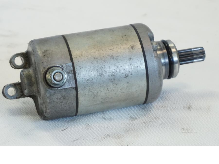 Snett nerifrån på Startmotor från en Yamaha YZF R6 -2006 motorcykel.