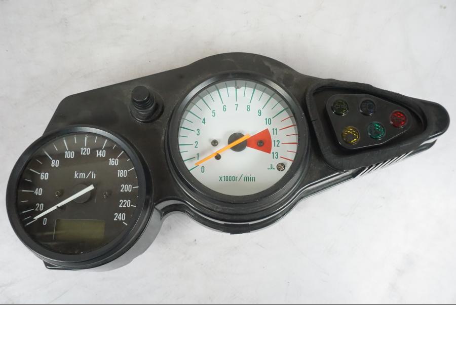 Framsidan på <p>Instrumentpanel från Suzuki SV 650 S 2002.</p>

<p>Ett fäste är avbrutet men medföljer.</p>

<p>Bilden som visar "Bucklan" i plasten visar även spricka för ett fäste. Se bilder.</p> motorcykel.