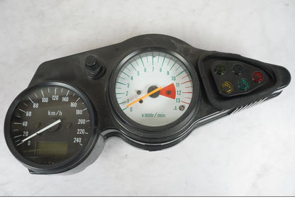 Framsidan på <p>Instrumentpanel från Suzuki SV 650 S 2002.</p>

<p>Ett fäste är avbrutet men medföljer.</p>

<p>Bilden som visar "Bucklan" i plasten visar även spricka för ett fäste. Se bilder.</p> motorcykel.