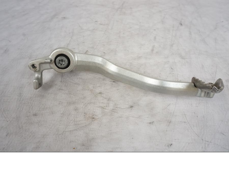 Baksidan på Bromspedal från en KTM 690 Duke -2014 motorcykel.