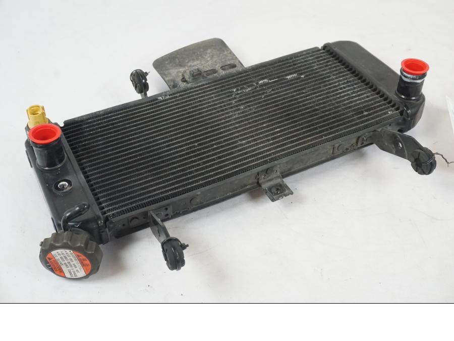 Snett uppifrån på Vattenkyl från en Suzuki SV 650 S -2005 motorcykel.