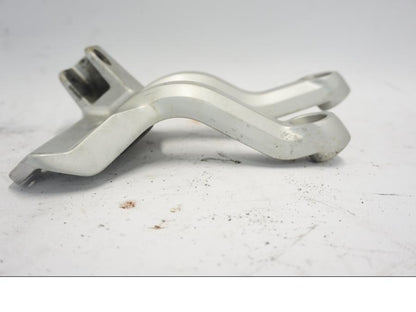 Vänster sida på Fotpinnefäste från en Suzuki DL 1000 -2003 motorcykel.