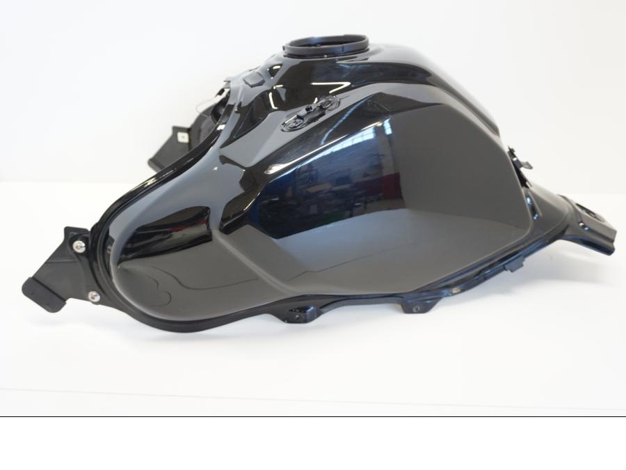 Framsidan på Bensintank från en Suzuki DL 1000 -2016 motorcykel.