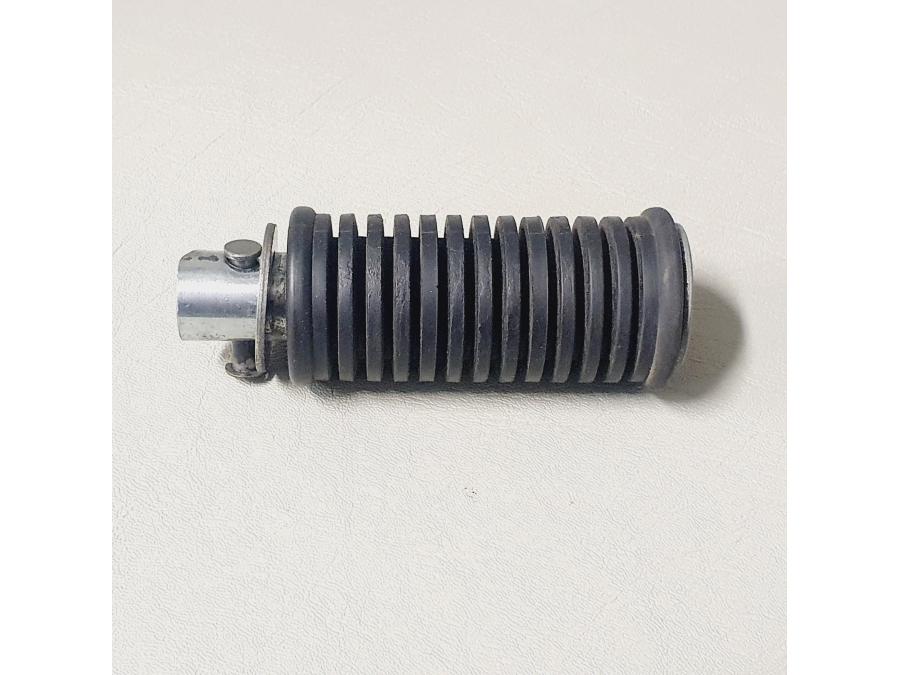 Framsidan på Fotpinne från en Suzuki VL 800 -2001 motorcykel.