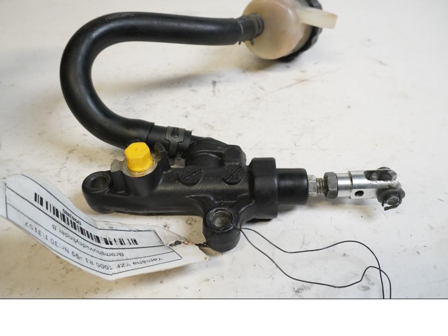 Vänster sida på Bromshuvudcylinder från en Yamaha YZF 1000 R1 -1999 motorcykel.
