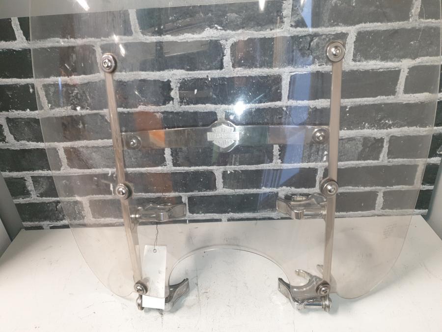 Höger sida på Vindruta från en H-D Dyna Street Bob FXDB/I -2007 motorcykel.