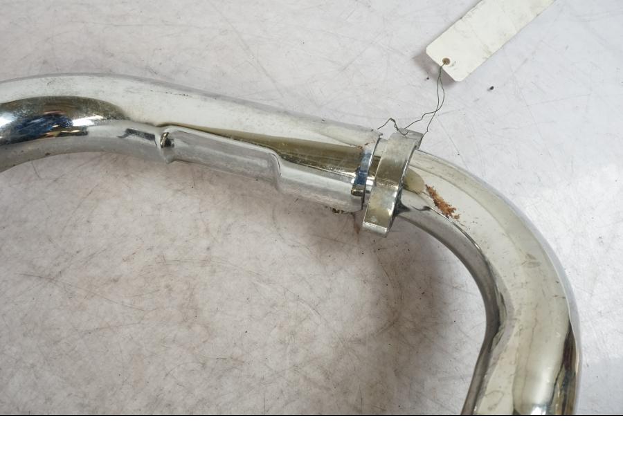 Snett uppifrån på Grenrör från en Suzuki VZ 800 -1997 motorcykel.