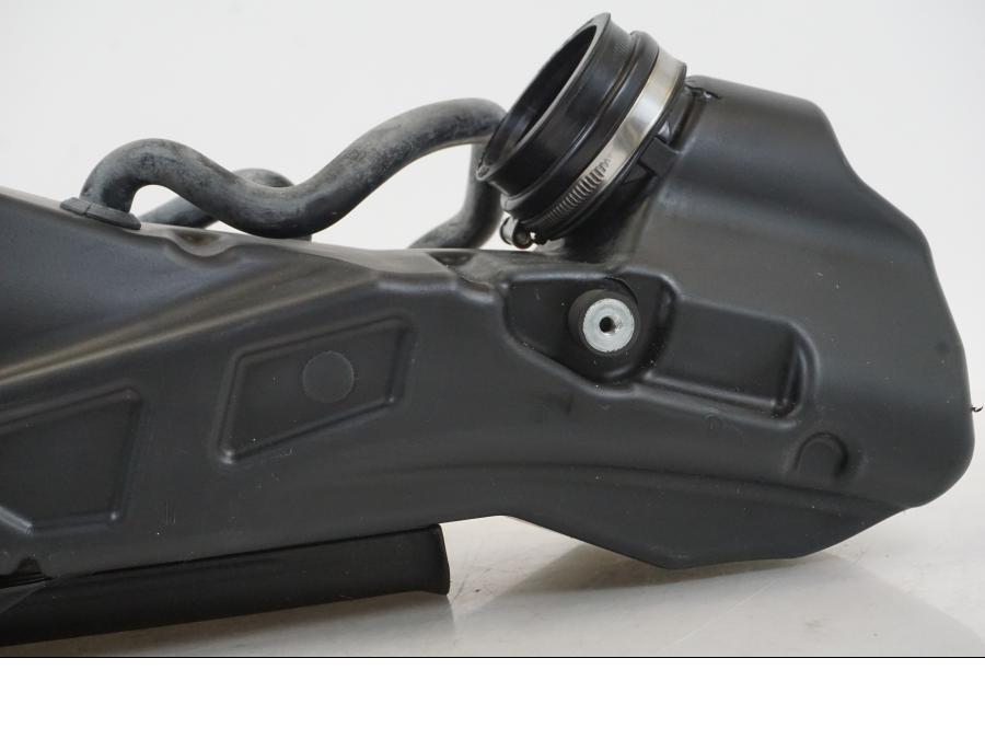 Höger sida på Luftburk från en Husqvarna 701 Supermoto -2020 motorcykel.