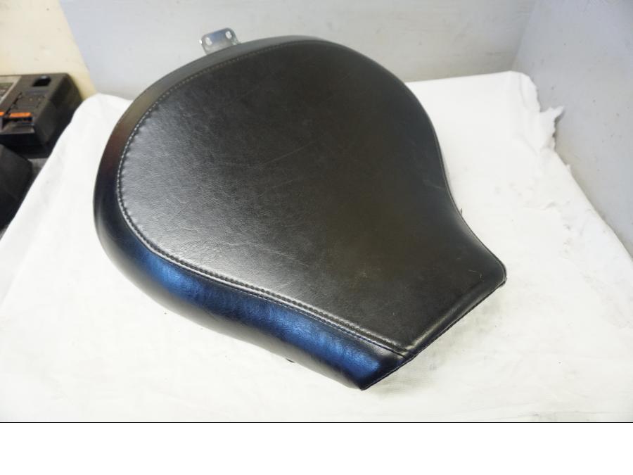 Framsidan på Sadel från en Suzuki VL 1500 -2006 motorcykel.