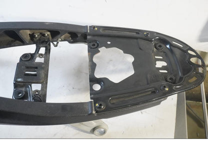 Höger sida på Bakram från en Ducati Monster 696 -2008 motorcykel.