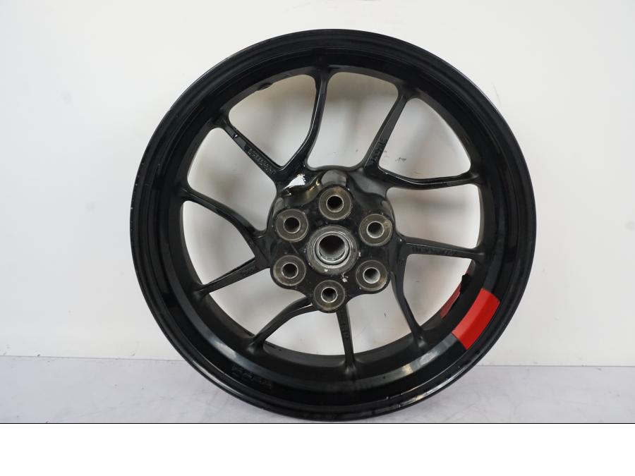 Snett nerifrån på Fälg från en Ducati Multistrada 1158 V4 -2021 motorcykel.