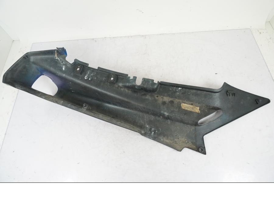 Extrabild4 på <p>Bakvinge vänster från Kawasaki ZZR 1100 1991.</p>

<p>Omlackad i original kulör.</p>

<p>Lagning, sprickor, ytliga repor och märken finns se bilder.</p> motorcykel.