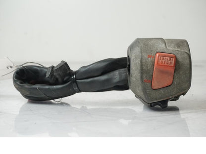 Baksidan på <p>Styrelreglage höger från Honda VFR 750 F 1988.</p>

<p>Solblekt i plasten se bild.</p> motorcykel.