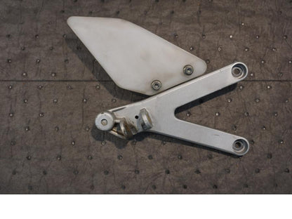 Framsidan på Fotpinnefäste från en Honda NSR 125 -1998 motorcykel.