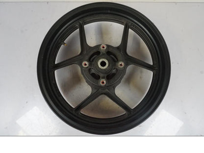 Baksidan på Fälg från en Kawasaki ER-6N -2008 motorcykel.