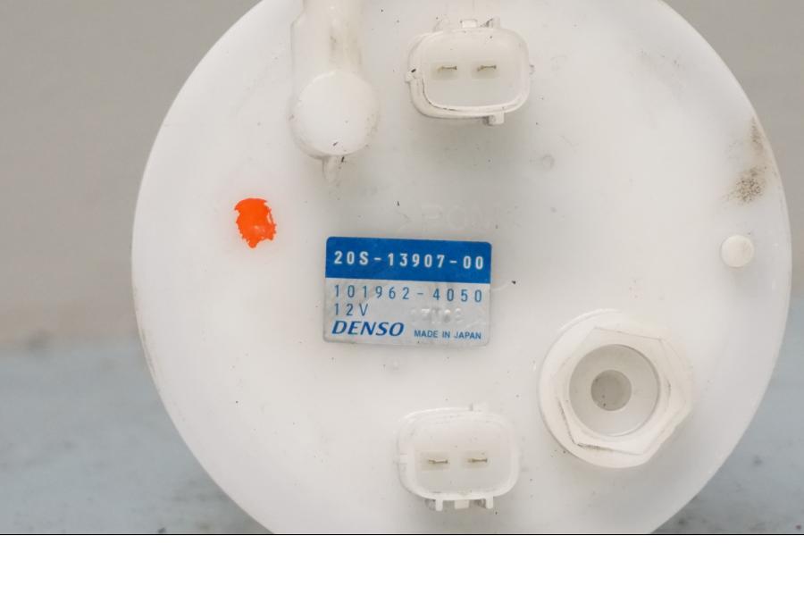 Baksidan på Bensinpump insprut från en Yamaha XJ 6 -2011 motorcykel.