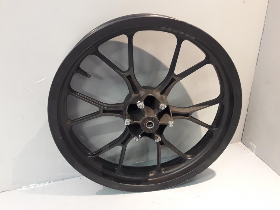 Baksidan på Fälg från en Aprilia RS 125 -2017 motorcykel.