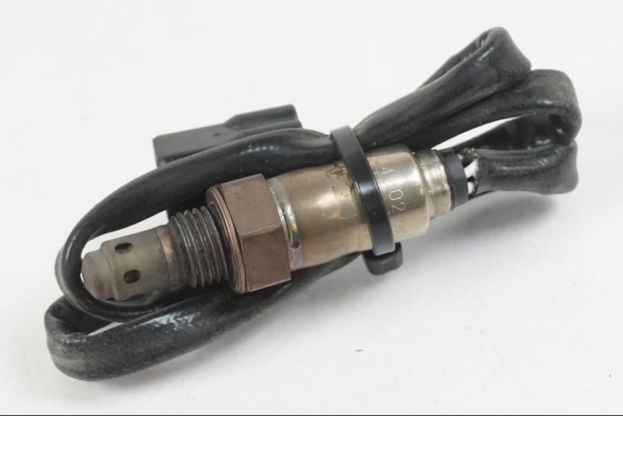 Framsidan på Lambdasond från en KTM 1290 Super Duke R -2022 motorcykel.