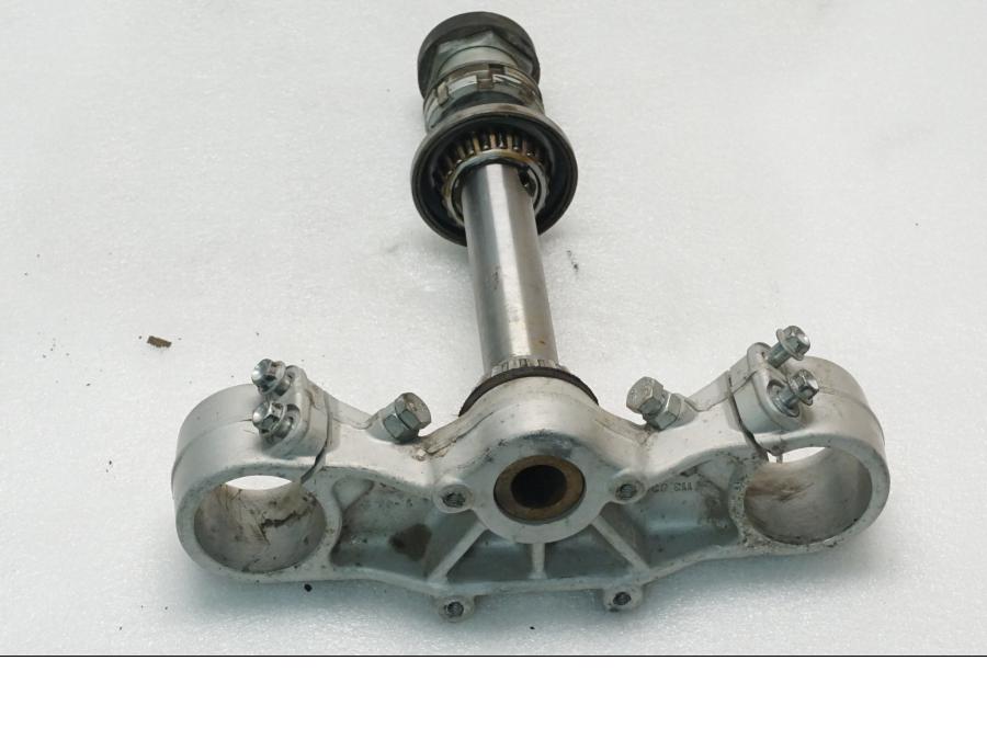 Baksidan på Gaffelkrona från en Yamaha TT 600 RE -2004 motorcykel.