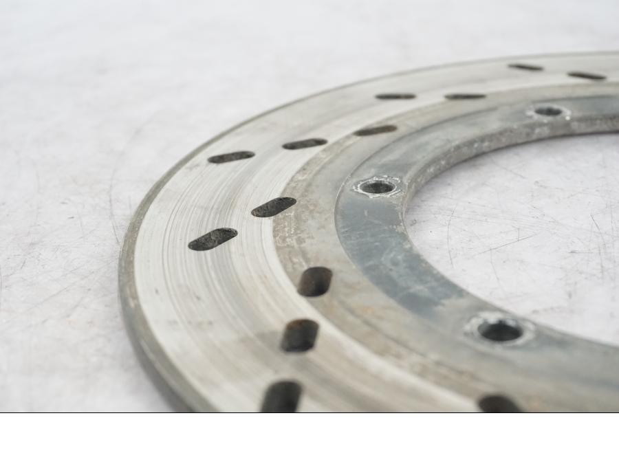 Baksidan på Bromsskiva från en Suzuki GS 1000 -1983 motorcykel.