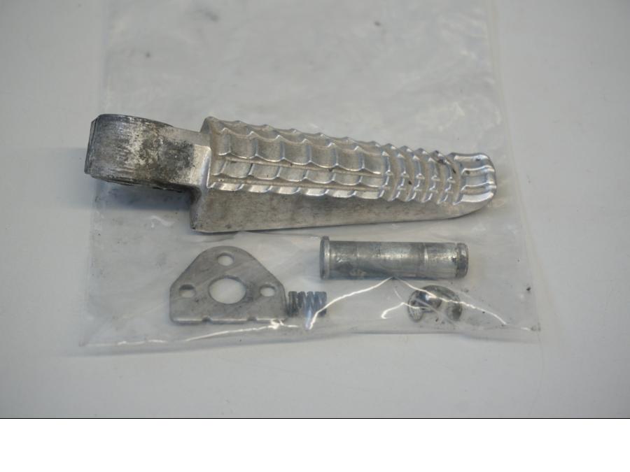 Framsidan på Fotpinne från en Suzuki SFV 650 A Gladius -2012 motorcykel.